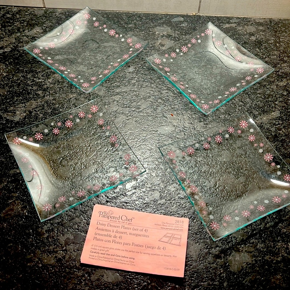 DAISY DESSERT PLATES set of 4. Glass with pink flowers. Breast Cancer awareness